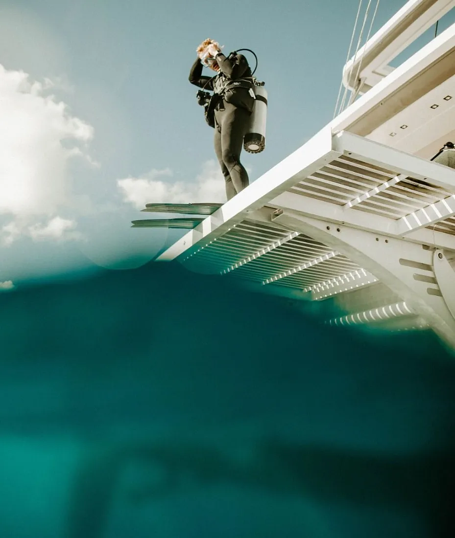 Plongeur sur un yacht se préparant avant une mise à l’eau